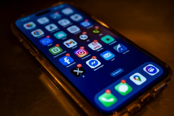 Quels sont les meilleurs conseils pour gérer les performances de la batterie de votre iPhone 12 au quotidien?